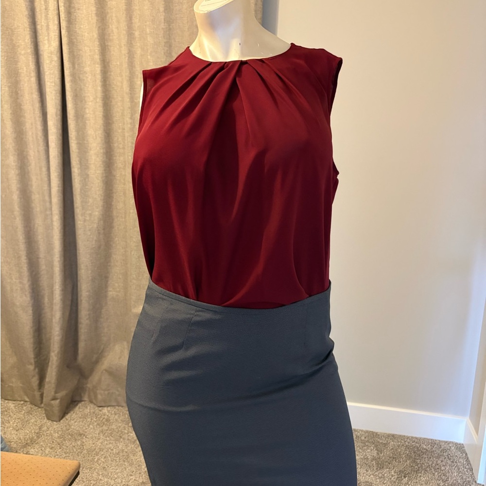 Jones New York Sleeveless Pleated Shell Top in Burgundy